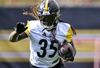 Steelers Re-Sign Versatile Running Back