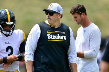 Steelers OC Arthur Smith Among Favorites for NFL Head Coach Job