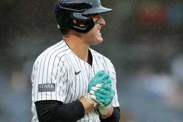 Yankees’ starting first baseman fractures two fingers in loss to Pirates