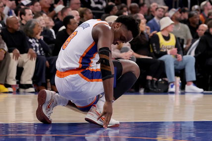 Knicks star forward goes down with sprained ankle in loss vs. Lakers