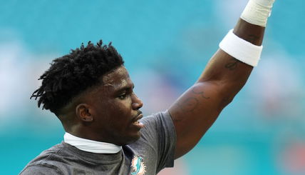 Watch Tyreek Hill’s Dolphins Teammates Figure Out In Real Time That He Quit On Them