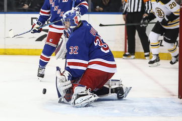 Brilliant Jonathan Quick helps Rangers end 4-game skid with 2-1 win against Bruins