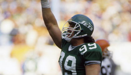 Video Shows Jets Legend Mark Gastineau Angrily Confronting Brett Favre For ‘Taking A Dive’ To Help Michael Strahan Break Sack Record