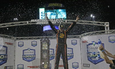 Carson Kvapil dominates for first ValleyStar win