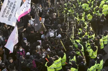 Security rebuffs arrest of South Korean president after standoff with police