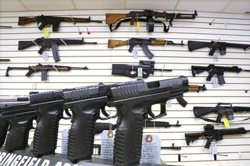 Appeals court strikes down federal ban on gun sales to under-21 buyers