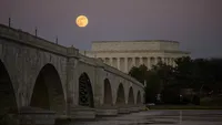 Vehicle plummets into Potomac after Arlington Memorial Bridge crash