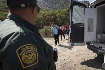 Judge temporarily bars DHS from deporting eight asylum seekers