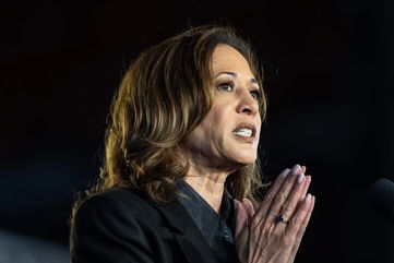 Watch Kamala Botch Pledge of Allegiance