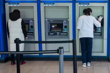 The White House is cracking down on overdraft fees