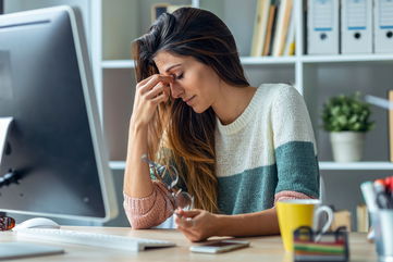 Her Clingy Ex-Boyfriend Showed Up At Her Work, Caused A Mortifying Scene In The Lobby, And Got Escorted Out By Security, So She’s Considering Filing A Restraining Order