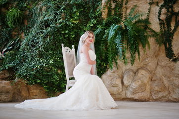 She Thinks She Looked Like A Mess On Her Wedding Day, And Her Wedding Photos Are Making Her Cringe