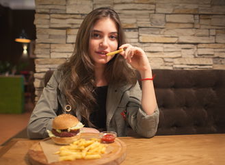 A Guy Combed Lice Out Of Her Hair On Their First Date And Then Took Her Out To Dinner