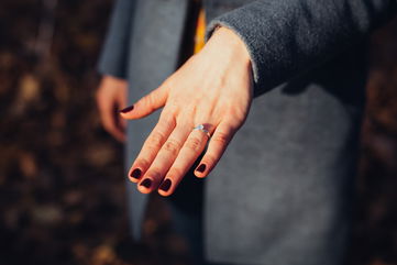 She Just Found Out Her Sister Is Marrying Her Ex-Boyfriend When She Got Invited To Their Engagement Party, And She’s Refusing To Go