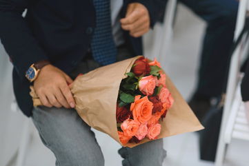 He Picked Up His Cheating Wife At The Airport With A Sign Confessing They’re Over And A Bouquet Of Flowers