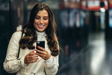 She Gave Her Mom The Passcode To Her Dad’s Phone, And He Got Exposed For Regularly Talking To And Meeting Up With A Young Female Customer From His Cafe