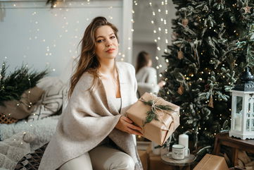 Her Boyfriend’s Out To Ruin Christmas By Giving Her Family A Lecture On How It’s All About Capitalism