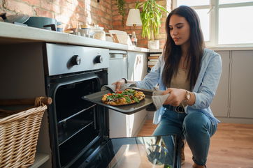 Her Boyfriend Refuses To Cook And Argues That His Mom Says He Doesn’t Need To Learn